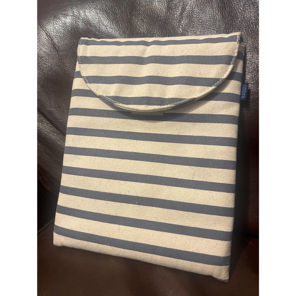 Baggu striped padded pouch   Perfect for transporting electronics